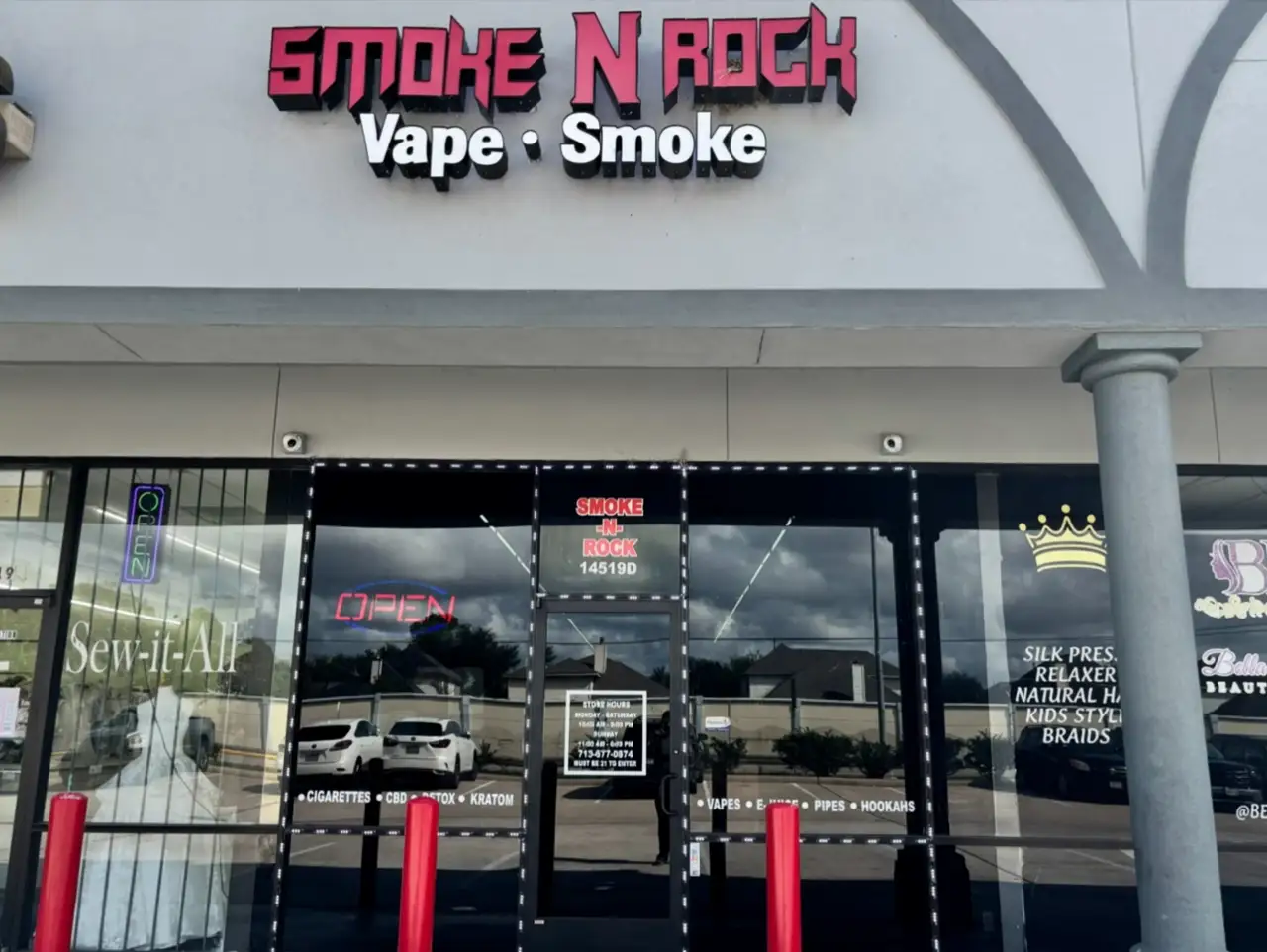 The Smoke N Rock storefront