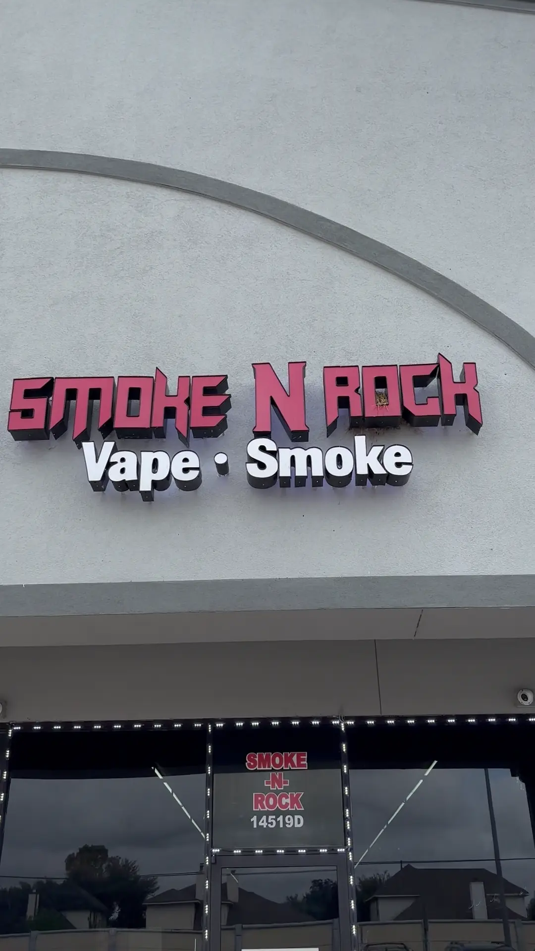Smoke N Rock storefront and entrance on Cullen Blvd